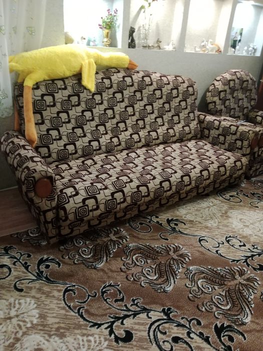 Продам диван и два кресла.