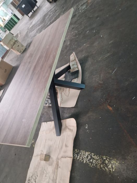 Masă cu schelet metalic și masă lemn masiv