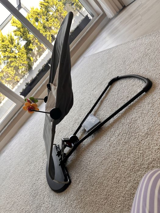 Șezlong BabyBjörn Bliss Anthracite + Jucărie Lemn inclusă