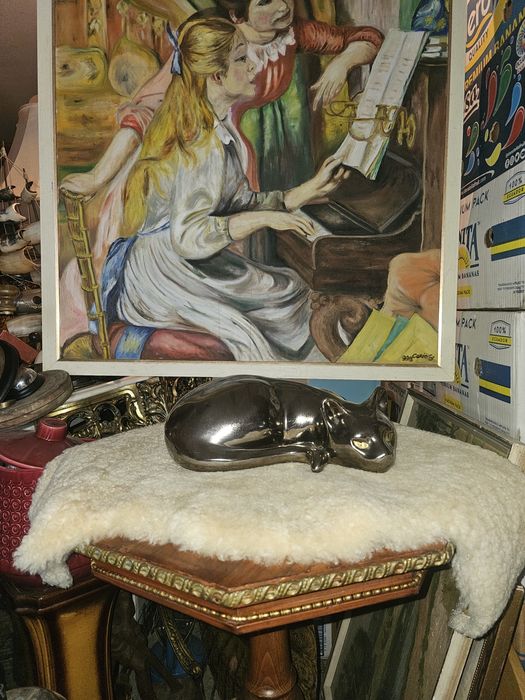 Порцеланова фигура котка