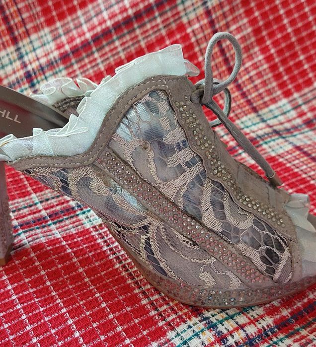 Продам босоножки на танкетке