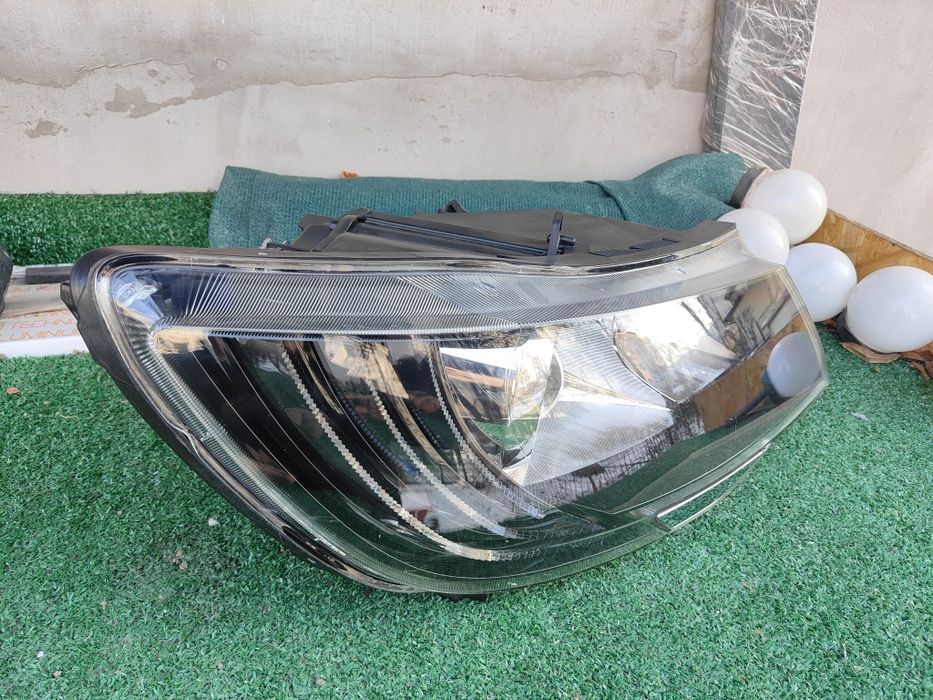 Far bi-xenon adaptiv Led Skoda Superb 2