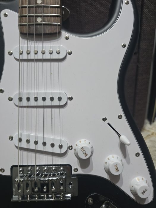 Электрогитара Fender Squier Debut Stratocaster в матовом черном цвете