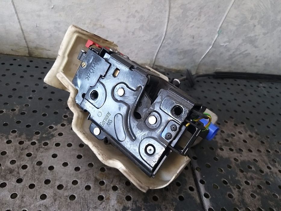 Broasca usa stanga fata vw golf 5 1k