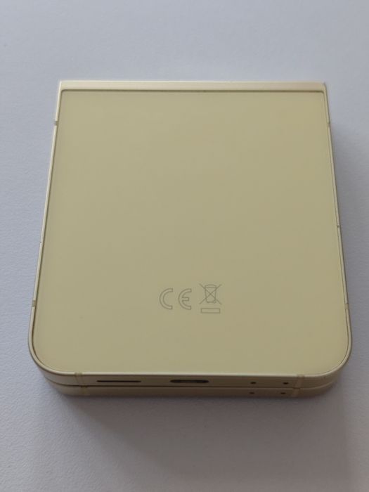 Samsung Galaxy Z Flip 6 galben, functioneaza, 227 cicluri baterie