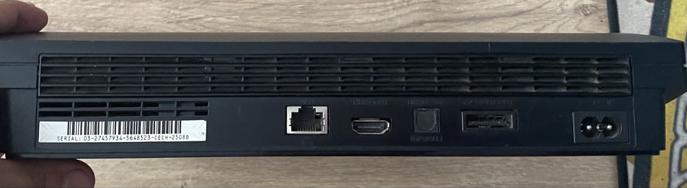 Продаеться прошитая PS3 Slim 320Gb-4 геймпадов-диски