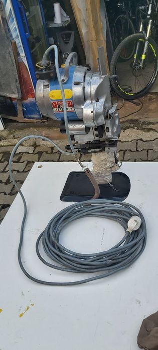 Vând mașină de croitorie