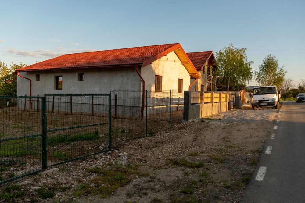 Vând casa noua în Lazuri , semifinisata.