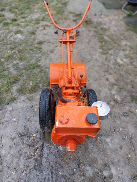 Vând motocultor de 9 cai 5 viteze pret 3200 lei negociabil