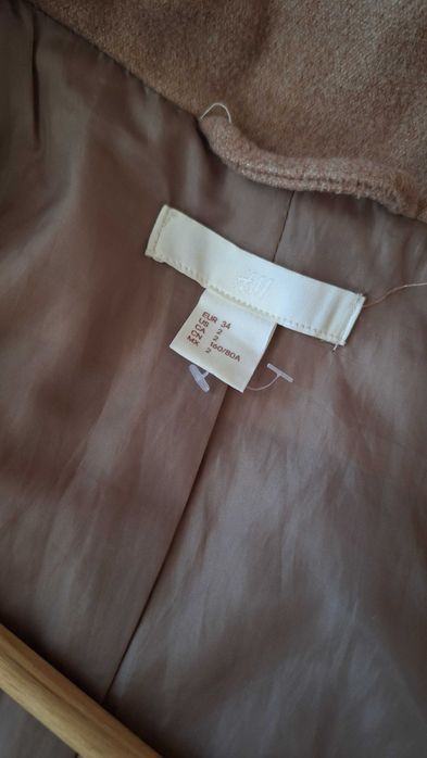 Бежово късо палто. Hm. Размер 34