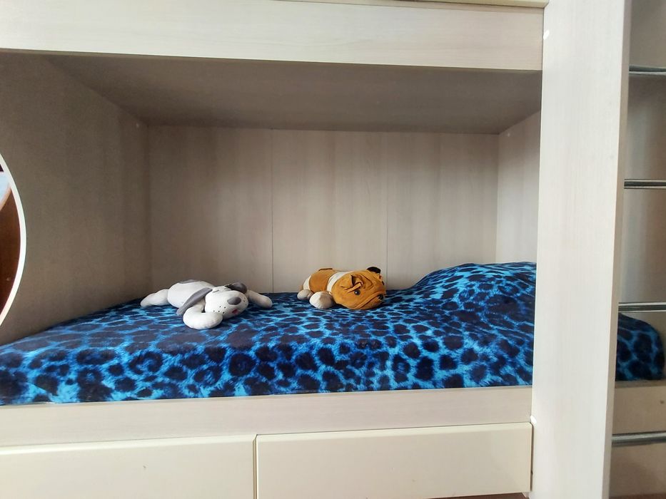 Продаю двух ярусную кровать