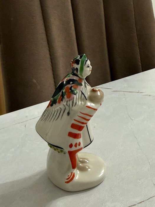 Фарфоровый и редкий статуэтка