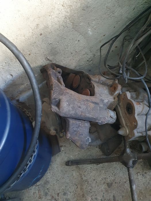 Vind axe semiremorca si etrieri in perfectă stare de funcționare