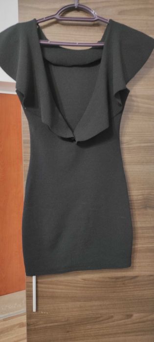 Черна рокля с гол гръб