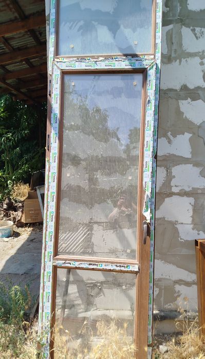 Продам пластиковую дверь