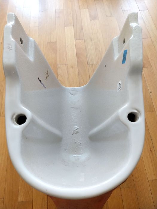 Продавам полуконзола за мивка Grohe - Bau Ceramica