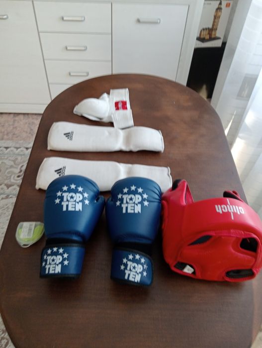 Продам перчатки шлем кикбоксинг бокс