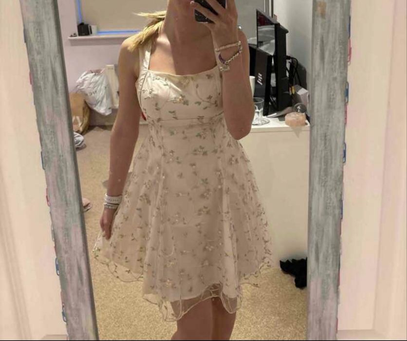 Бяла разкроена рокля