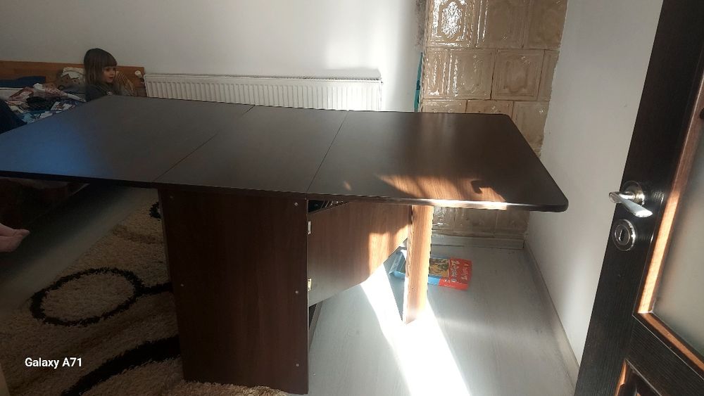 Masa mare, de 8 persoane, pliabilă.