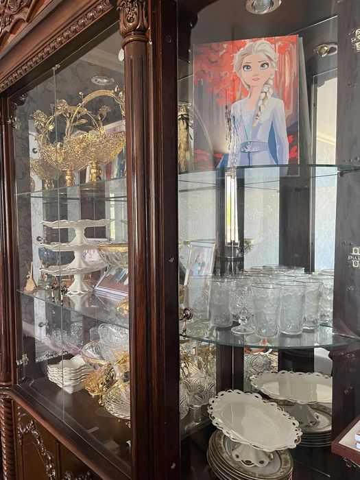 Продается классический сервант-витрина