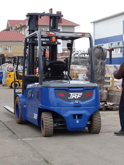 Вилочный погрузчик 5тонн (кара)