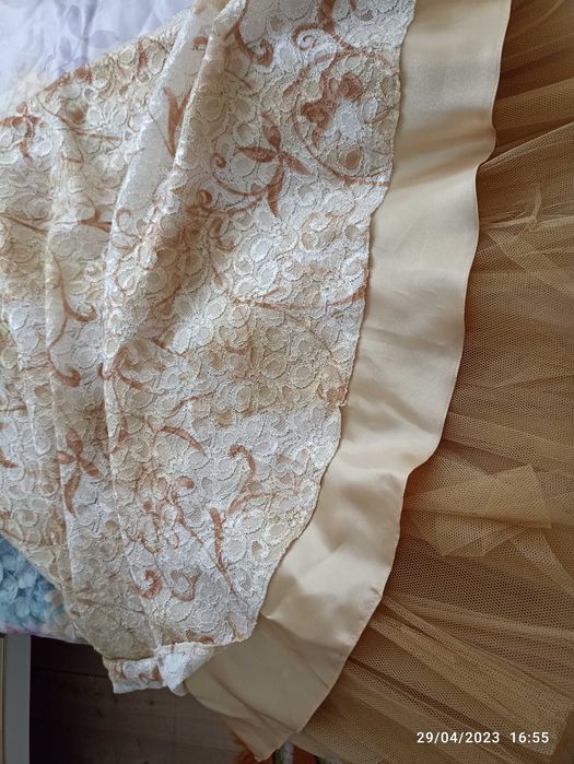 Рокля в златисти цветове