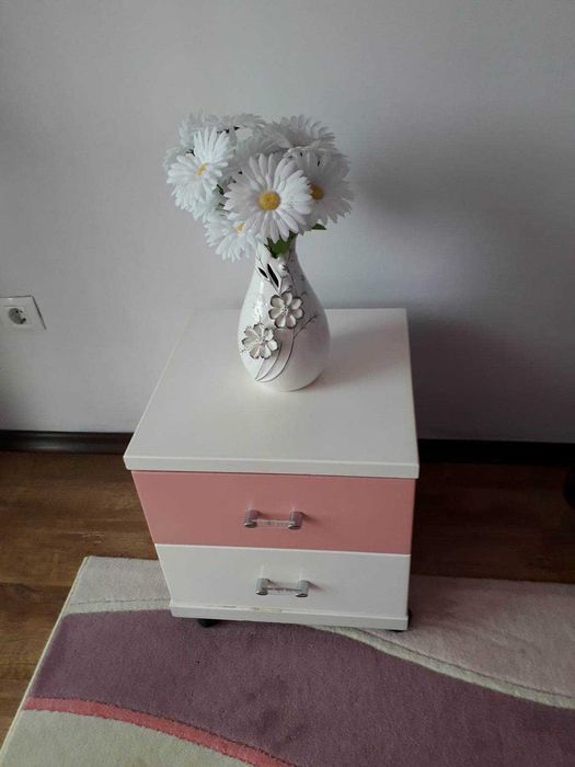 Обзавеждане за детска стая /момиче/ в розово и бяло.