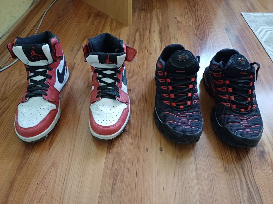 Продавам 2 чифта маратонки Nike