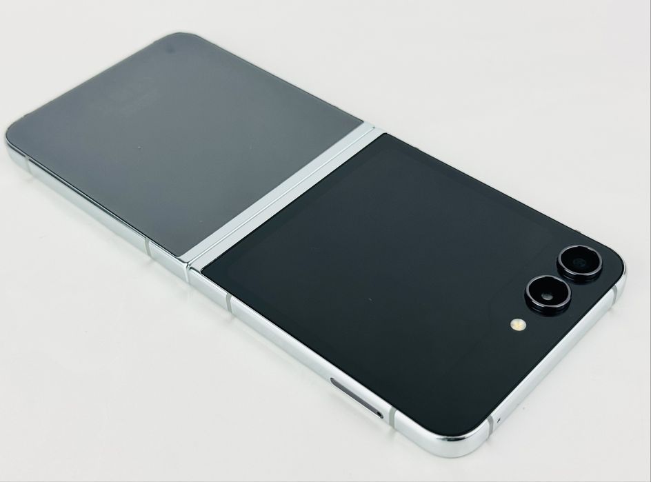 Samsung Galaxy Z Flip 5 256GB 8RAM Graphite Отличен!