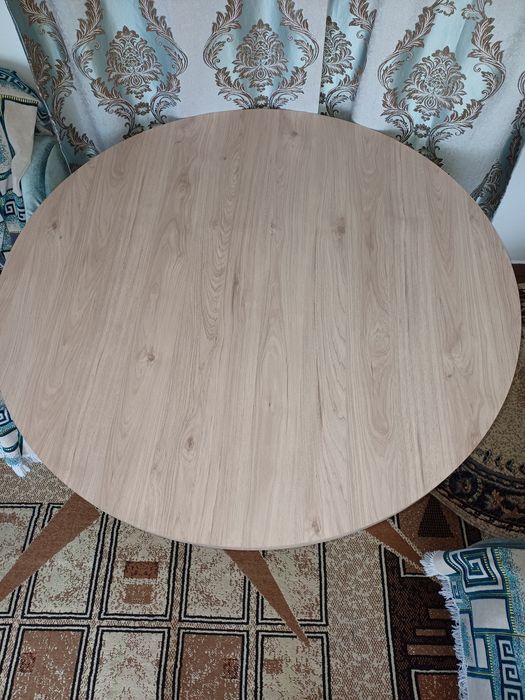 Продам стол круглый.