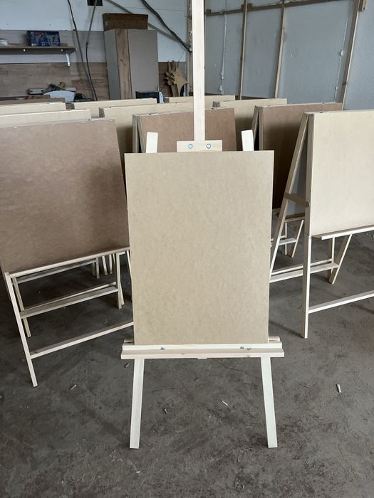 Продам мольберт деревянный трехножка