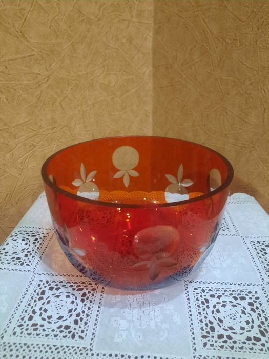 Очень красивая винтажная фруктовница, накладной рубиновый хрусталь, ал