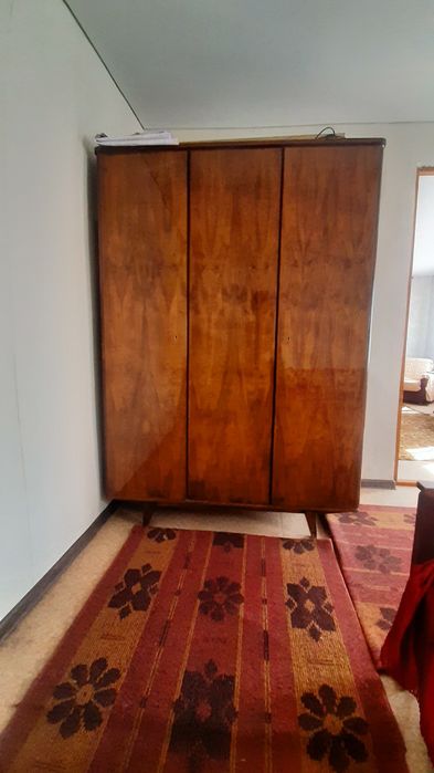 Продам мебель , гарнитуры , кровати .