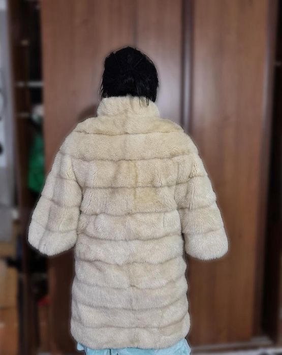 продам шубу, молочного цвета.