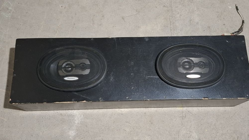 Продам короб с динамиками.