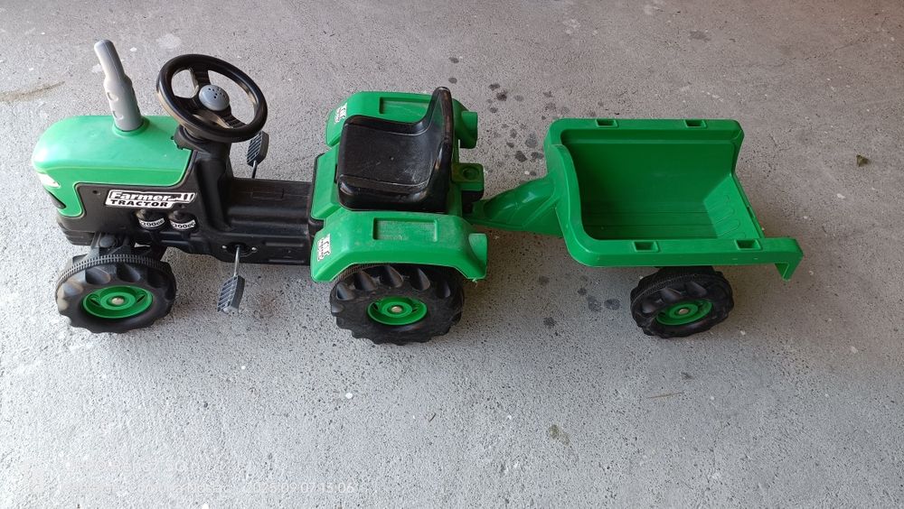Tractor cu pedale și remorcă