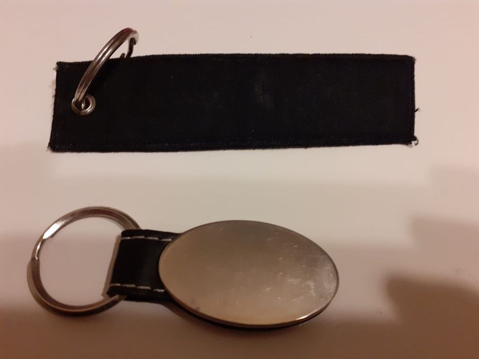 2 brelocuri cu emblema Nissan