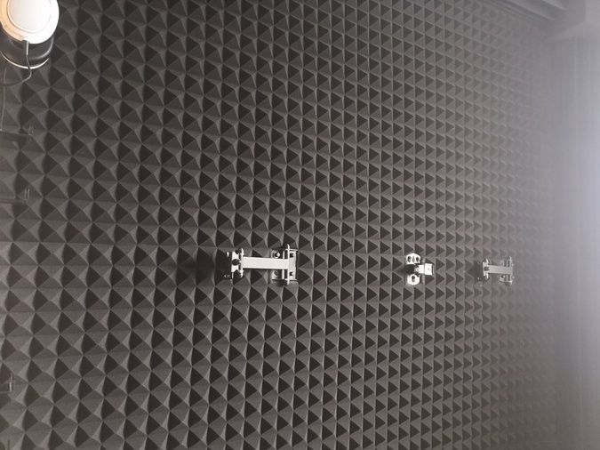 Акустический поролон , эхо ловушки, диффузоры.