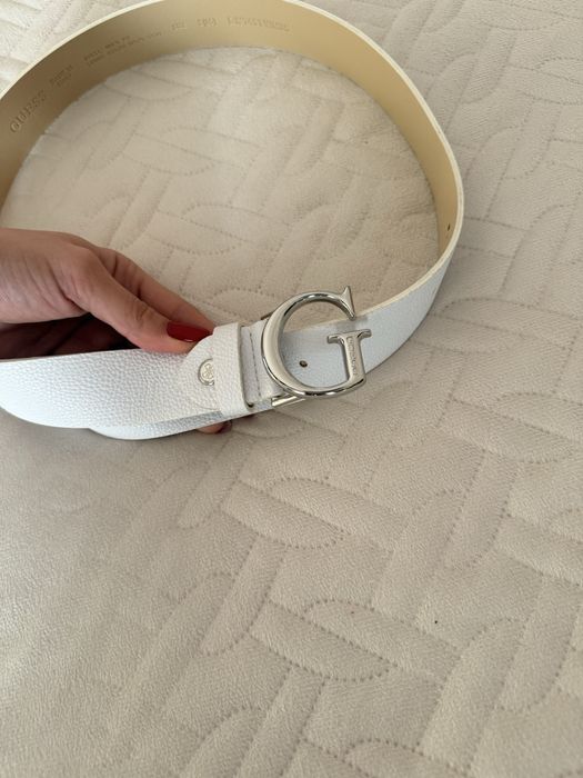 Оригинален дамски колан GUESS – бял, еко кожа, със сребриста катарама