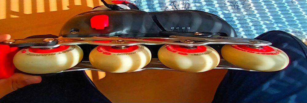 Ролери в:червен,черен и бял цвят.Номера от 39 до 42