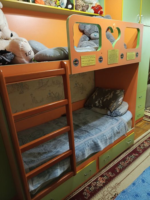 Детская мебель, на 3 спальных мест, писменный стол, шкафы