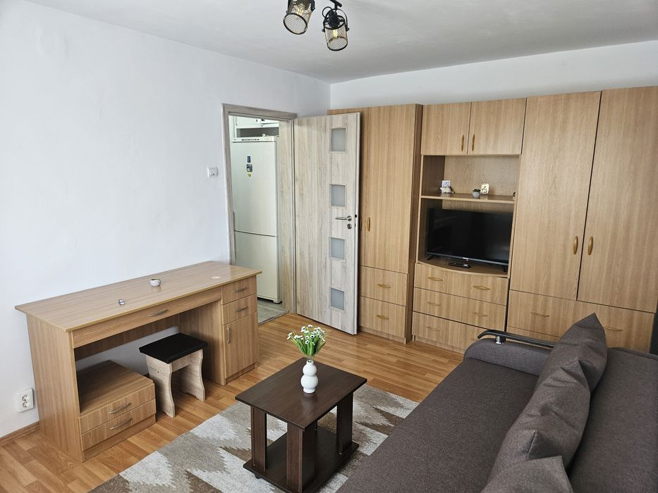 Proprietar, inchiriez Apartament cu 1 camera Semidecomandat Zona Modern! 30mp