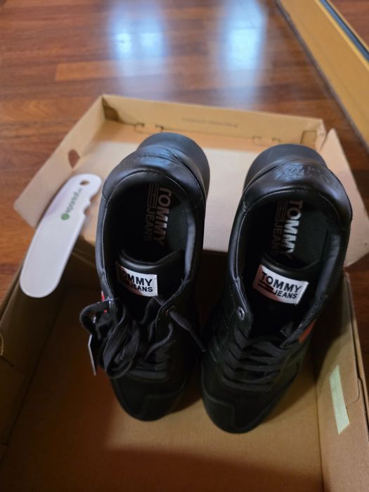 Vand adidasi Adidas si Tommy Jeans