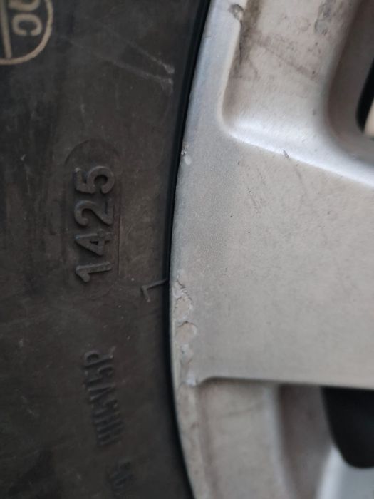 Срочна продам шины 285/60/18 с шипи,