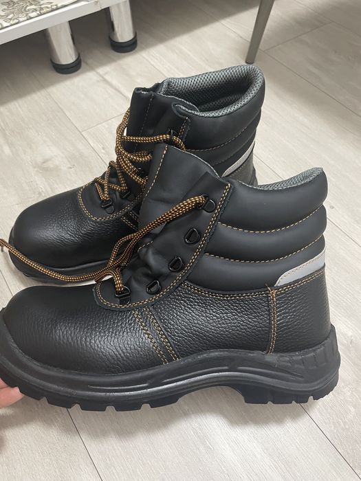 Продам спец обувь ботинки