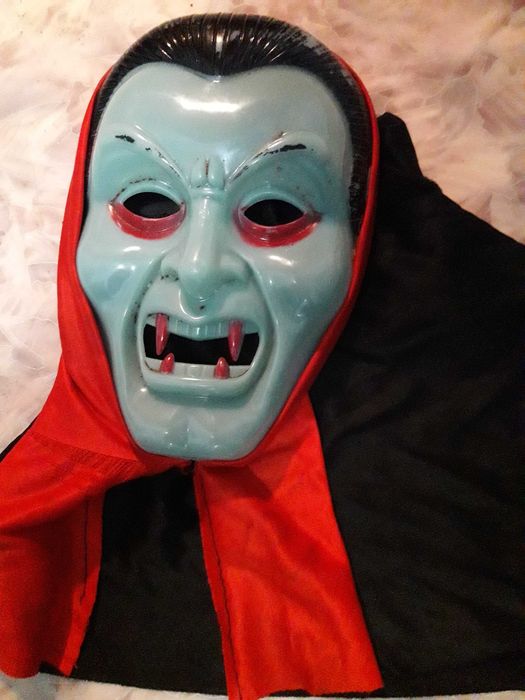 мишура, маски, игрушки