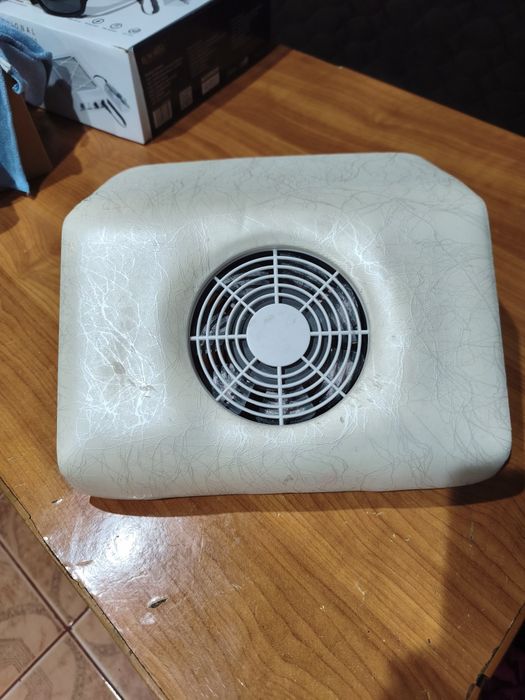 Aspirator unghii