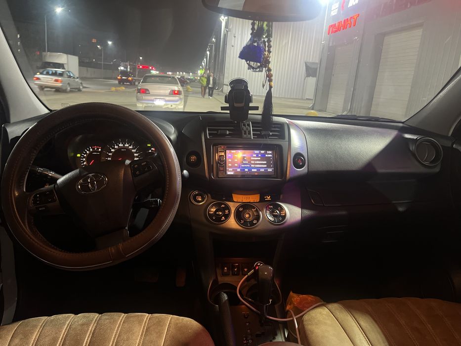 Срочно продается машина Toyota RAV4