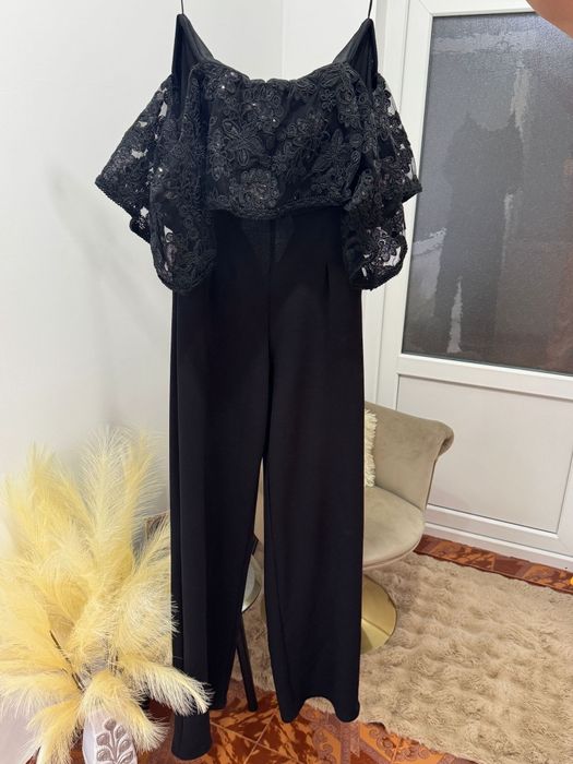 Salopetă elegantă stofă brodată dantelă