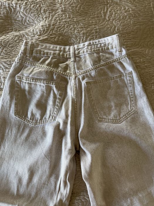 Червен прав панталон Zara и дънки Zara със златно фолио